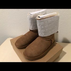 Authentic - UGG Bailey Boo II - NIB Tan